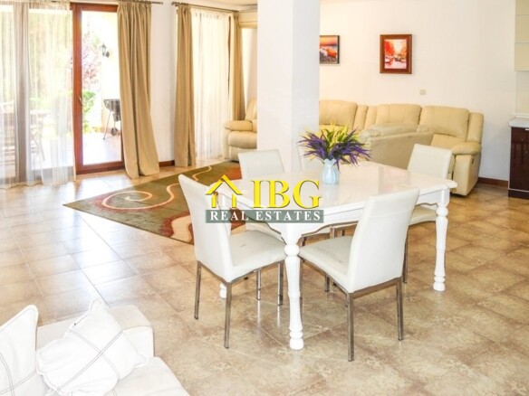  Spacious 3-Bedroom Apartment with 3 Bathrooms & two patios with gardens | CASA REAL, Sveti Vlas