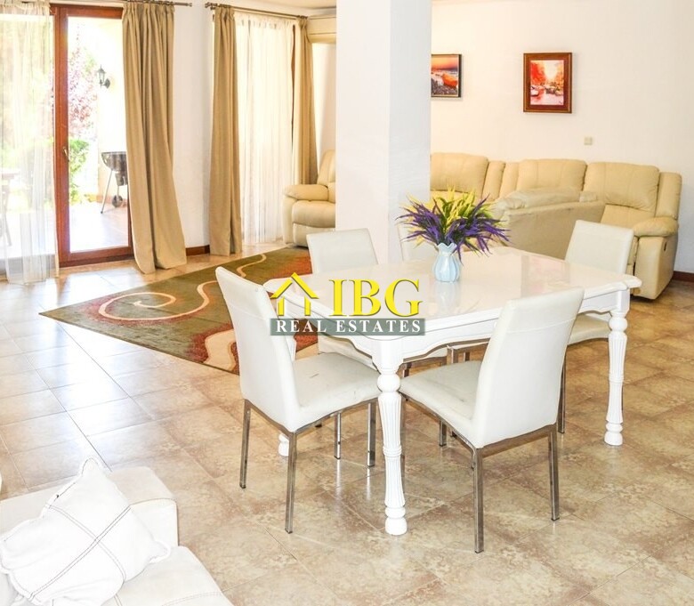  Spacious 3-Bedroom Apartment with 3 Bathrooms & two patios with gardens | CASA REAL, Sveti Vlas