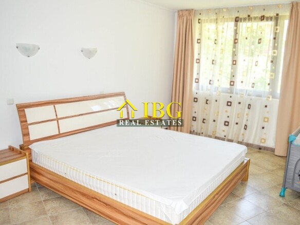  Spacious 3-Bedroom Apartment with 3 Bathrooms & two patios with gardens | CASA REAL, Sveti Vlas
