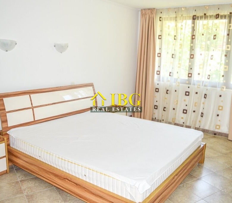  Spacious 3-Bedroom Apartment with 3 Bathrooms & two patios with gardens | CASA REAL, Sveti Vlas