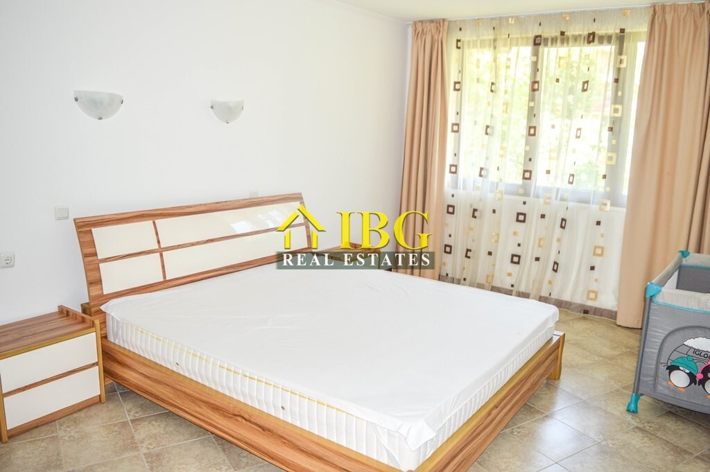  Spacious 3-Bedroom Apartment with 3 Bathrooms & two patios with gardens | CASA REAL, Sveti Vlas