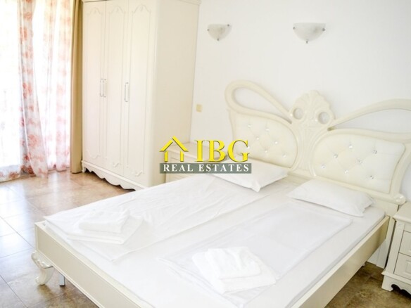  Spacious 3-Bedroom Apartment with 3 Bathrooms & two patios with gardens | CASA REAL, Sveti Vlas