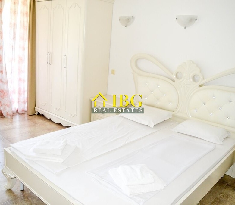  Spacious 3-Bedroom Apartment with 3 Bathrooms & two patios with gardens | CASA REAL, Sveti Vlas