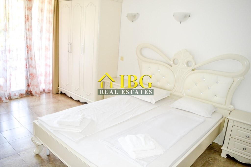  Spacious 3-Bedroom Apartment with 3 Bathrooms & two patios with gardens | CASA REAL, Sveti Vlas