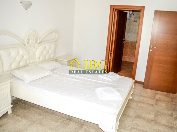  Spacious 3-Bedroom Apartment with 3 Bathrooms & two patios with gardens | CASA REAL, Sveti Vlas