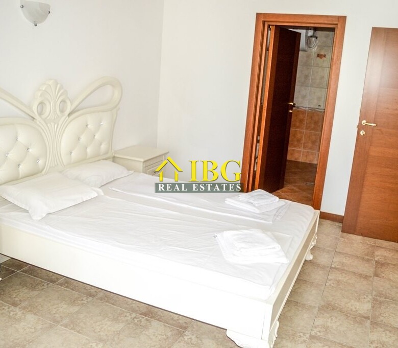  Spacious 3-Bedroom Apartment with 3 Bathrooms & two patios with gardens | CASA REAL, Sveti Vlas