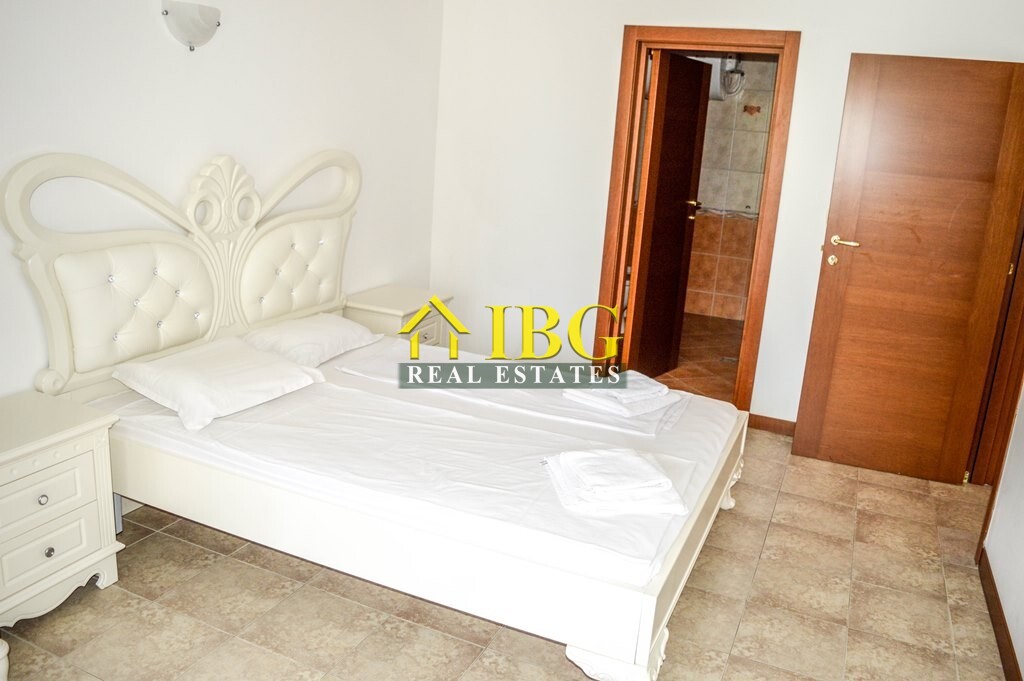  Spacious 3-Bedroom Apartment with 3 Bathrooms & two patios with gardens | CASA REAL, Sveti Vlas