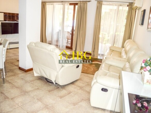  Spacious 3-Bedroom Apartment with 3 Bathrooms & two patios with gardens | CASA REAL, Sveti Vlas