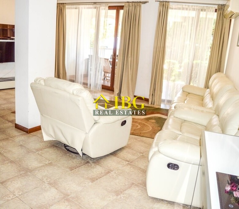  Spacious 3-Bedroom Apartment with 3 Bathrooms & two patios with gardens | CASA REAL, Sveti Vlas