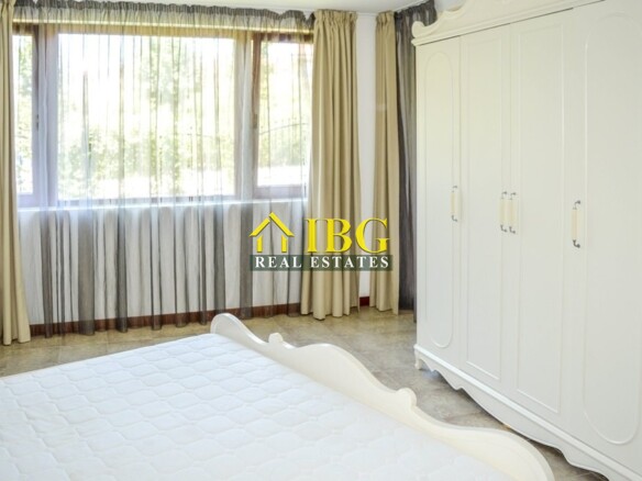  Spacious 3-Bedroom Apartment with 3 Bathrooms & two patios with gardens | CASA REAL, Sveti Vlas