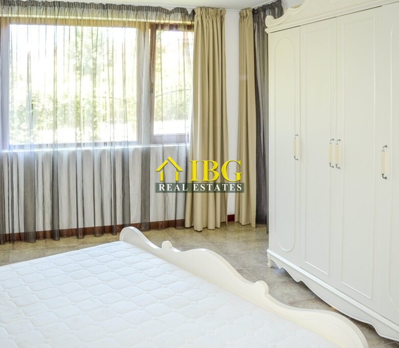  Spacious 3-Bedroom Apartment with 3 Bathrooms & two patios with gardens | CASA REAL, Sveti Vlas