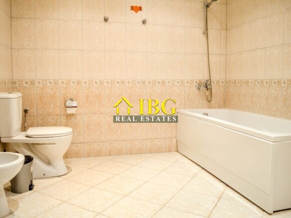  Spacious 3-Bedroom Apartment with 3 Bathrooms & two patios with gardens | CASA REAL, Sveti Vlas