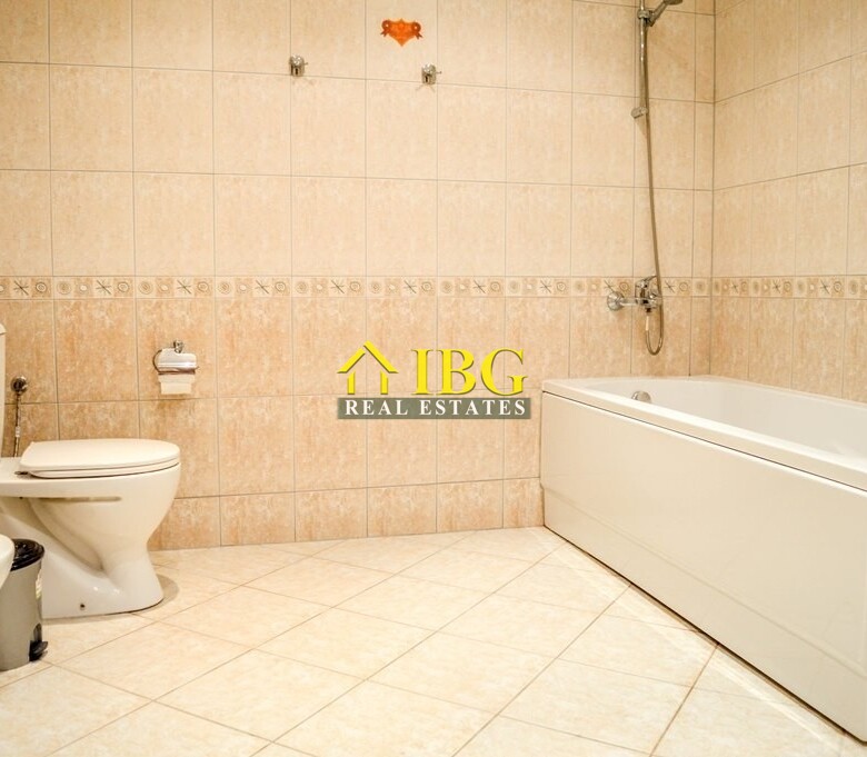  Spacious 3-Bedroom Apartment with 3 Bathrooms & two patios with gardens | CASA REAL, Sveti Vlas