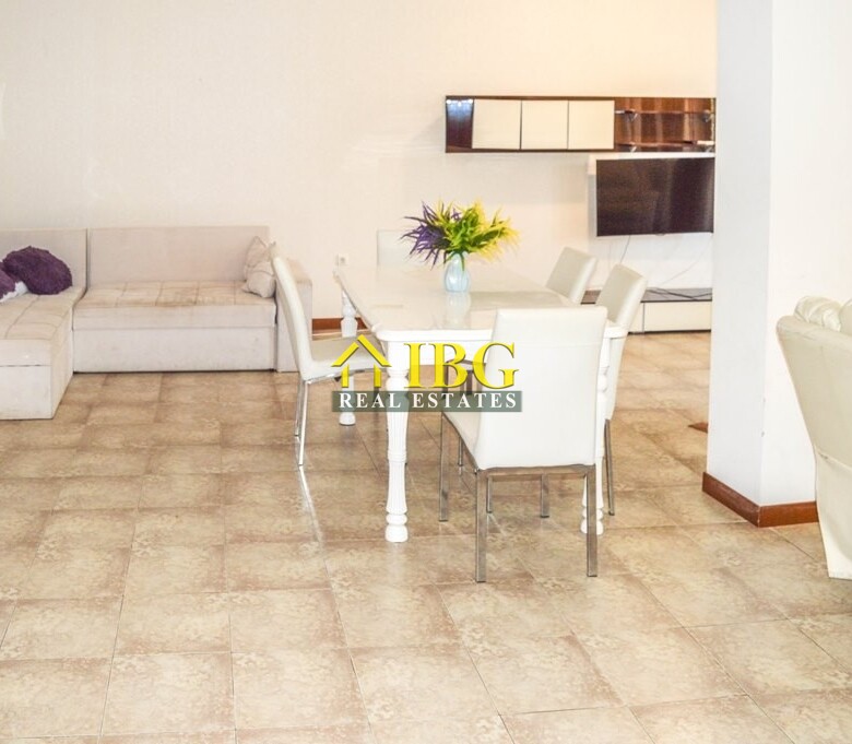  Spacious 3-Bedroom Apartment with 3 Bathrooms & two patios with gardens | CASA REAL, Sveti Vlas
