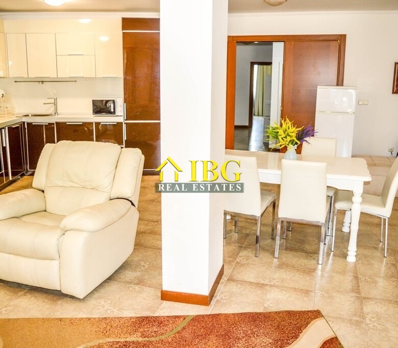  Spacious 3-Bedroom Apartment with 3 Bathrooms & two patios with gardens | CASA REAL, Sveti Vlas