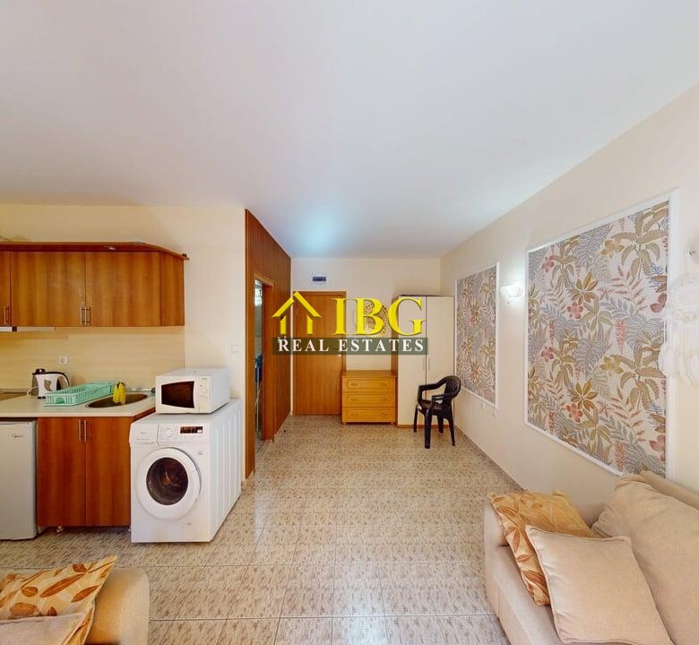Studio with balcony and exit to the green yard in Royal Dreams, Sunny Beach