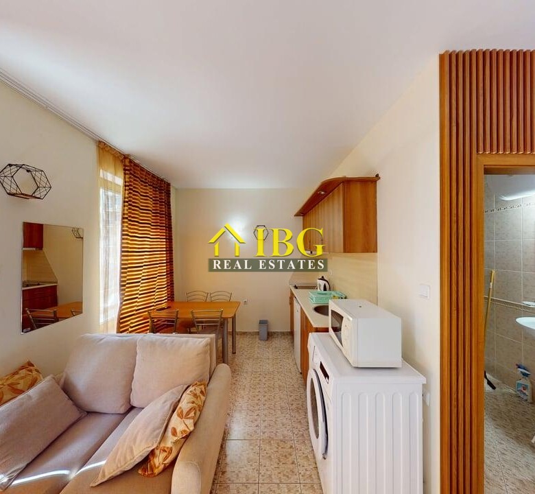 Studio with balcony and exit to the green yard in Royal Dreams, Sunny Beach