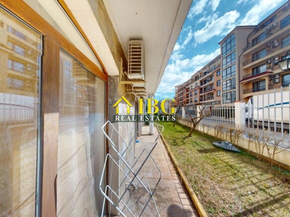 Studio with balcony and exit to the green yard in Royal Dreams, Sunny Beach