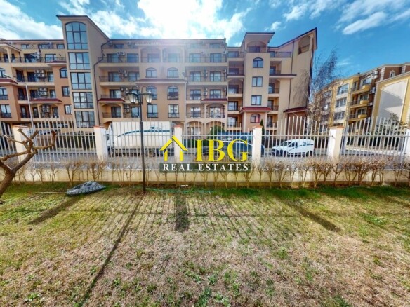 Studio with balcony and exit to the green yard in Royal Dreams, Sunny Beach