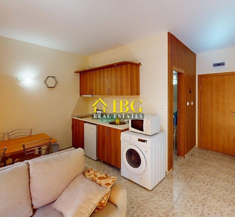 Studio with balcony and exit to the green yard in Royal Dreams, Sunny Beach