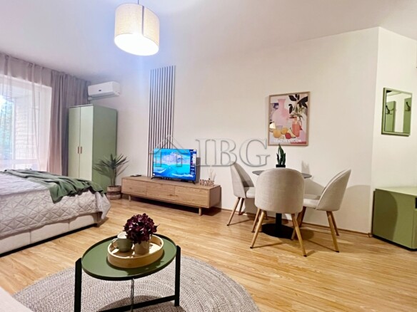 Designer-Renovated Spacious Studio Near the Beach | Royal Palm, Sveti Vlas