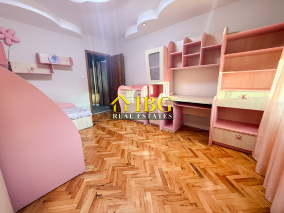 Spacious 2-Bedroom Apartment with Gas Heating & Garage Included | For Rent