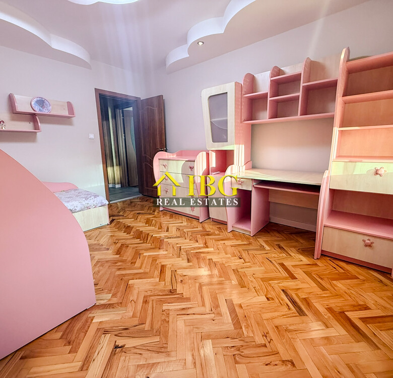 Spacious 2-Bedroom Apartment with Gas Heating & Garage Included | For Rent