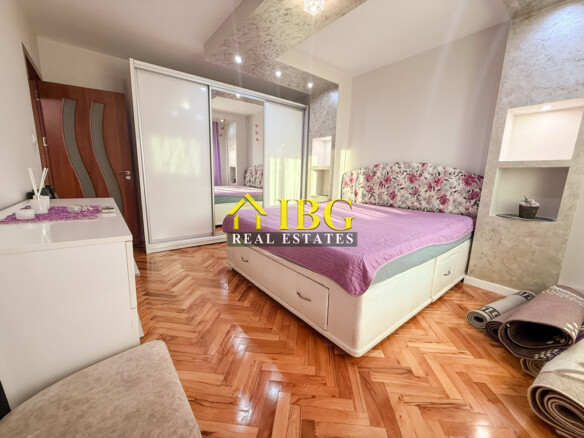 Spacious 2-Bedroom Apartment with Gas Heating & Garage Included | For Rent