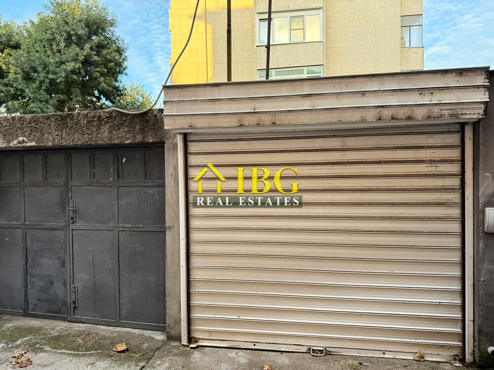 Spacious 2-Bedroom Apartment with Gas Heating & Garage Included | For Rent