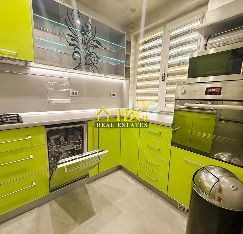 Spacious 2-Bedroom Apartment with Gas Heating & Garage Included | For Rent