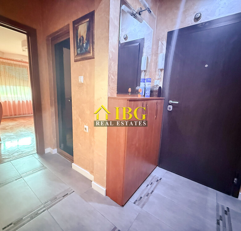 Spacious 2-Bedroom Apartment with Gas Heating & Garage Included | For Rent