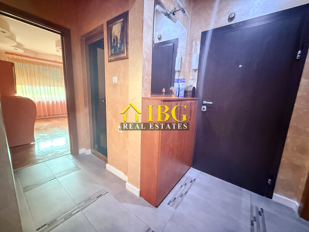 Spacious 2-Bedroom Apartment with Gas Heating & Garage Included | For Rent
