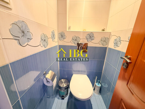 Spacious 2-Bedroom Apartment with Gas Heating & Garage Included | For Rent