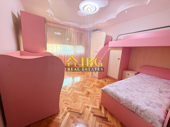 Spacious 2-Bedroom Apartment with Gas Heating & Garage Included | For Rent
