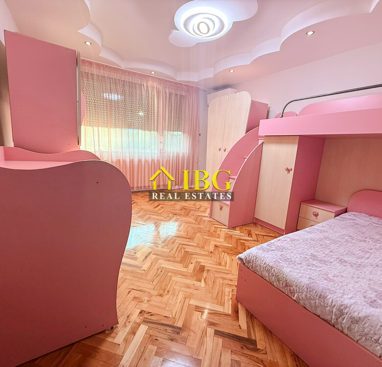 Spacious 2-Bedroom Apartment with Gas Heating & Garage Included | For Rent